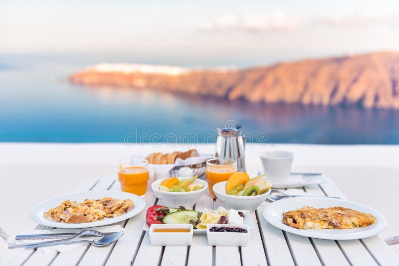 Mesa de desayuno romántica por el mar en Santorini