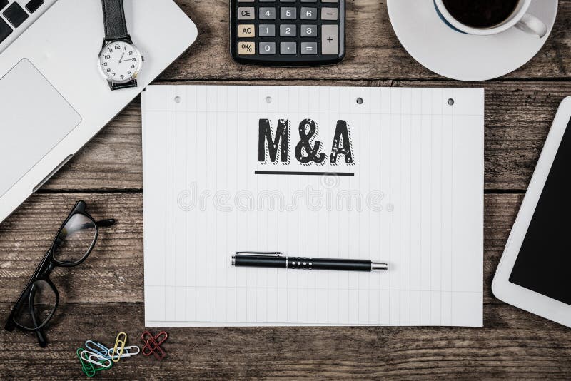 Mesa de escritório com informática, ângulo alto fotografia de stock Mesa de escritório com informática, ângulo alto fotografia de stock