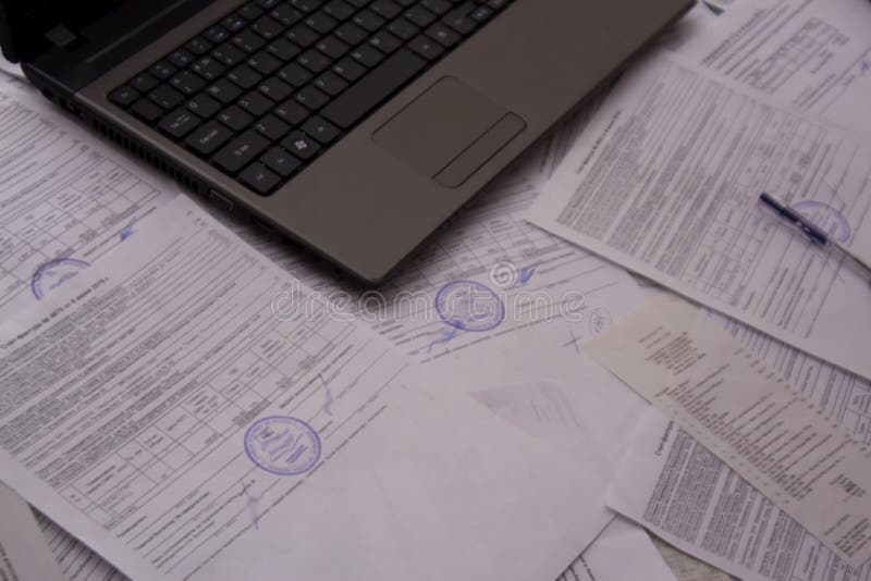 Mesa de escritório com papéis, recibos e documentos Trabalho com documentos na planta ou na empresa Portátil ou computador no esc imagens de stock Mesa de escritório com papéis, recibos e documentos Trabalho com documentos na planta ou na empresa Portátil ou computador no esc imagens de stock