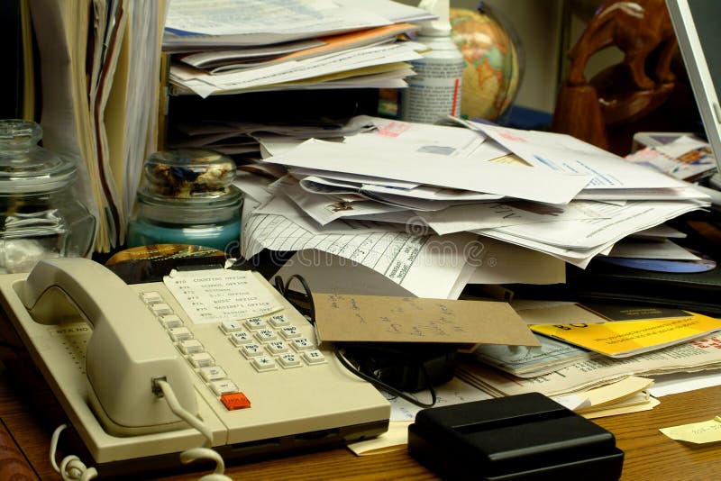 Mesa de escritório desarrumado foto de stock Mesa de escritório desarrumado foto de stock