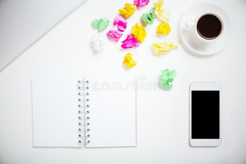 Mesa de escritório desarrumada imagem de stock