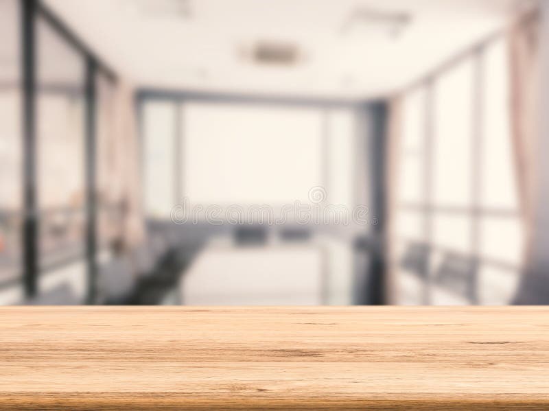 Mesa de madeira com fundo do escritório