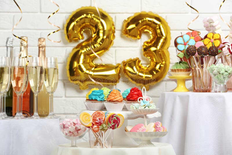 Decoración con globos para 18 cumpleaños - La Tavola Dulce