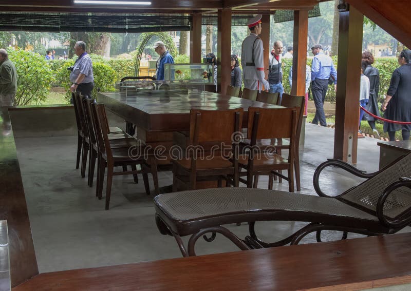 Mesa de reuniones en la casa del zanco de Ho Chi Minh en el fondo, Hanoi, Vietnam imagen de archivo Mesa de reuniones en la casa del zanco de Ho Chi Minh en el fondo, Hanoi, Vietnam imagen de archivo