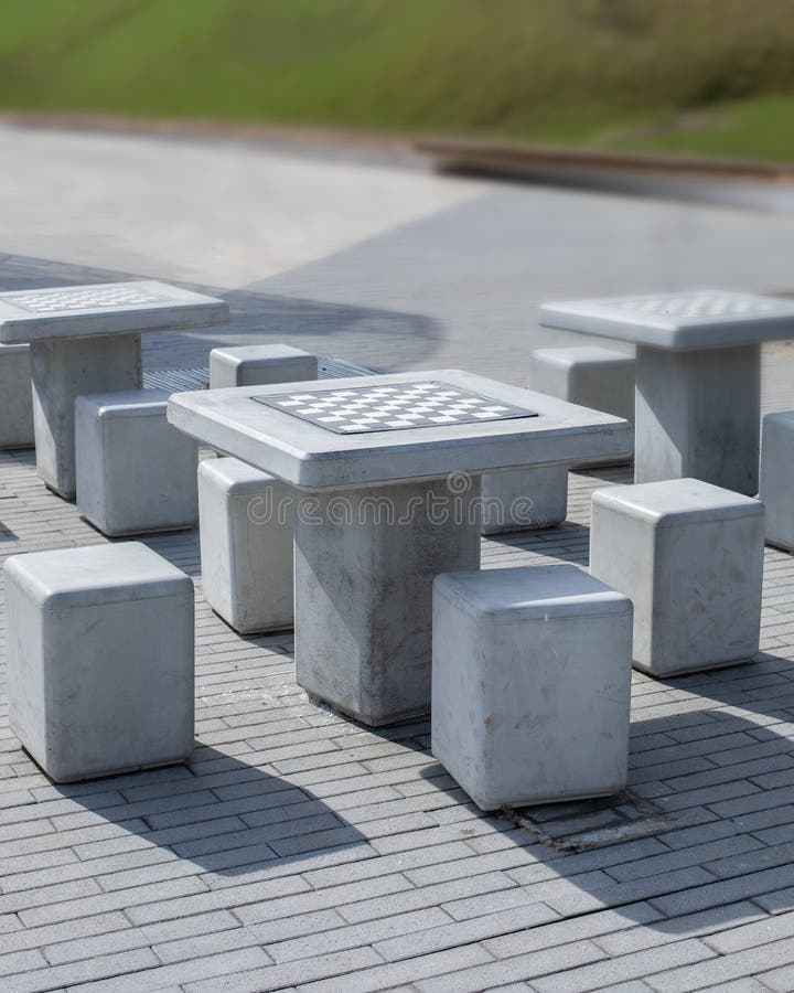 Vista De Cima De Um Tabuleiro De Xadrez Em Concreto Com Peças De Xadrez E  Uma Mão-de-mão a Mexer-se Foto de Stock - Imagem de estratégia,  profissional: 227494294