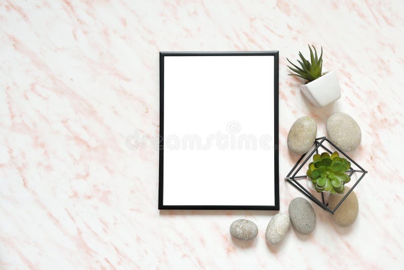 Mesa lisa do mármore da configuração com quadro vazio branco para o texto, as pedras e o fundo das plantas carnudas imagem de stock royalty free Mesa lisa do mármore da configuração com quadro vazio branco para o texto, as pedras e o fundo das plantas carnudas imagem de stock royalty free