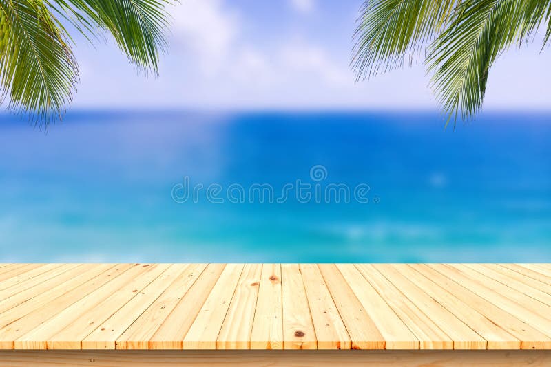 Mesa ou prancha de madeira na praia da areia no verão Fundo imagem de stock royalty free Mesa ou prancha de madeira na praia da areia no verão Fundo imagem de stock royalty free