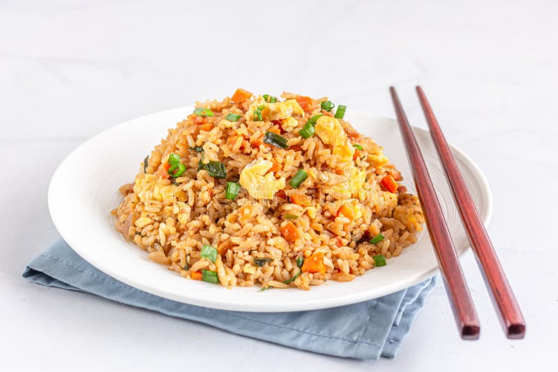 Mescolatore cinese: riso fritto con bastoncini