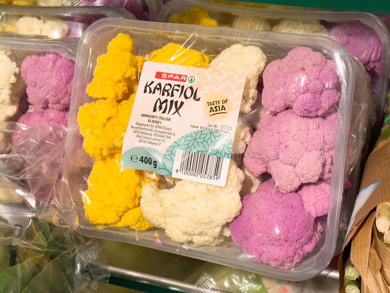 Mescolatore di cavolfiori a colori : verdure fresche in giallo bianco in porpora bianca, concetto di supermercato per imballaggi immagine stock libera da diritti