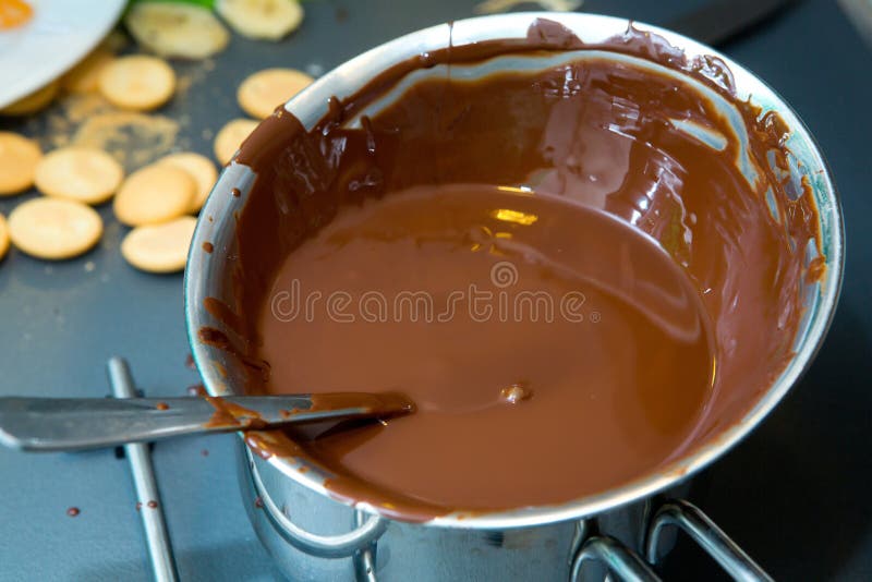 Mescolatura del fondente di cioccolato fotografie stock libere da diritti Mescolatura del fondente di cioccolato fotografie stock libere da diritti