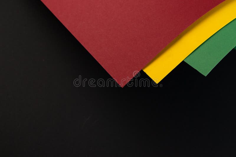 Mese nero di febbraio. carta astratta sfondo geometrico di colore rosso-rosso verde. area di copia per il testo
