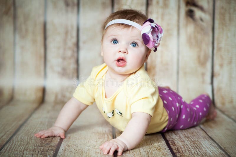 6 meses bonitos da menina fotografia de stock 6 meses bonitos da menina fotografia de stock