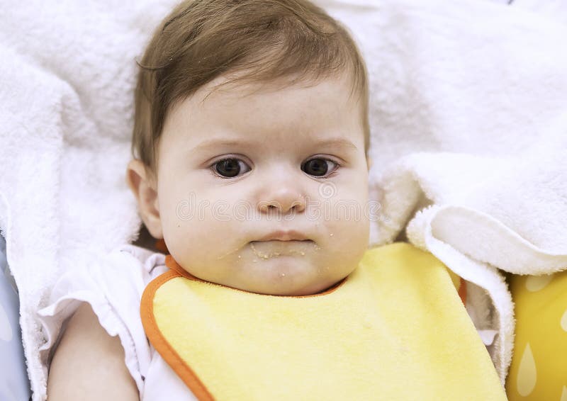 9 meses del bebé lindo que se sienta en un highchair están trastornados y rechazan comer las comidas complementarias Retrato del imágenes de archivo libres de regalías 9 meses del bebé lindo que se sienta en un highchair están trastornados y rechazan comer las comidas complementarias Retrato del imágenes de archivo libres de regalías