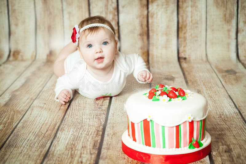 6 mesi svegli di neonata fotografie stock libere da diritti 6 mesi svegli di neonata fotografie stock libere da diritti