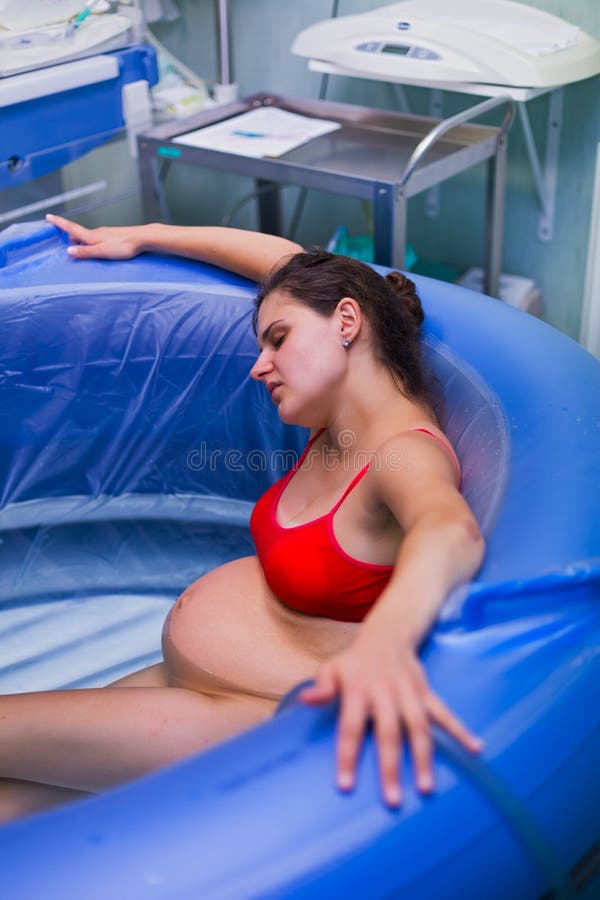 Mesmo antes de dar o nascimento na água imagens de stock Mesmo antes de dar o nascimento na água imagens de stock