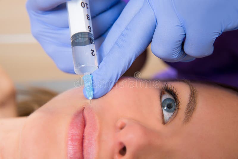 Jeringuilla mesotherapy facial antienvejecedora en cara de la mujer imágenes de archivo libres de regalías Jeringuilla mesotherapy facial antienvejecedora en cara de la mujer imágenes de archivo libres de regalías