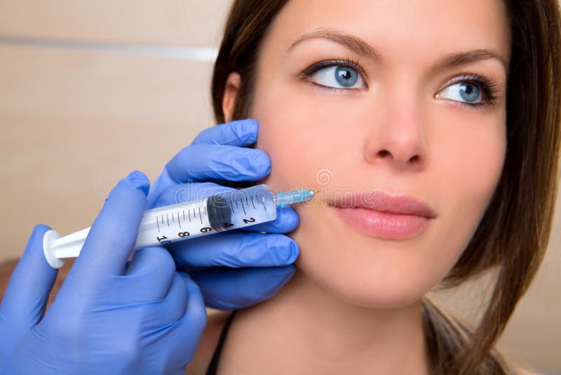 Mesotherapy facial antienvejecedor con la cara de la mujer del primer de la jeringuilla fotografía de archivo libre de regalías Mesotherapy facial antienvejecedor con la cara de la mujer del primer de la jeringuilla fotografía de archivo libre de regalías