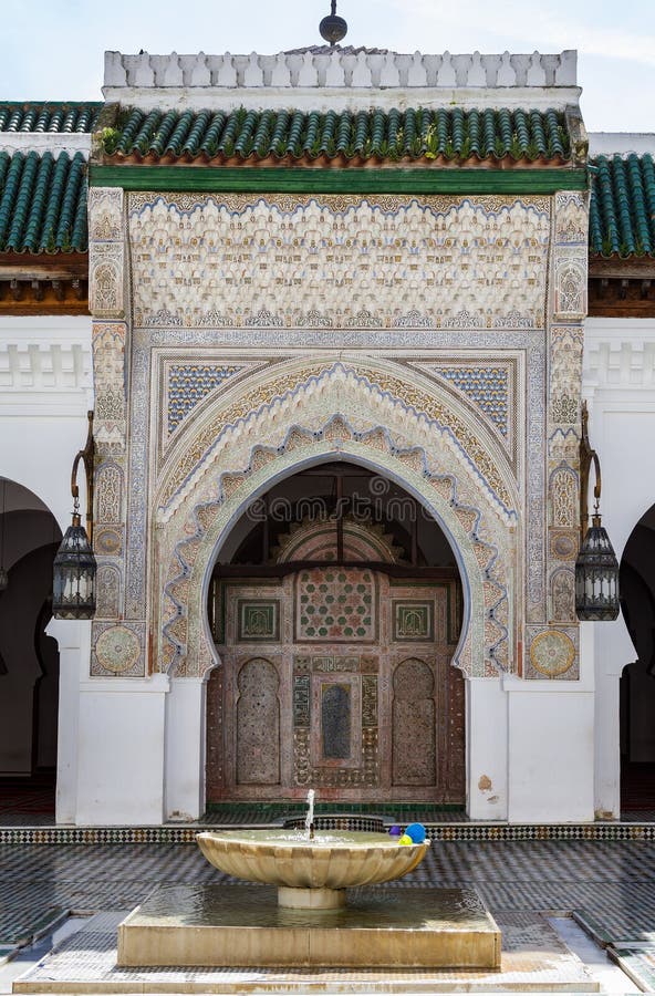 Mesquita do al-Karaouine A antiga universidade de Al Quaraouiyine, Fes, Marrocos fotos de stock Mesquita do al-Karaouine A antiga universidade de Al Quaraouiyine, Fes, Marrocos fotos de stock