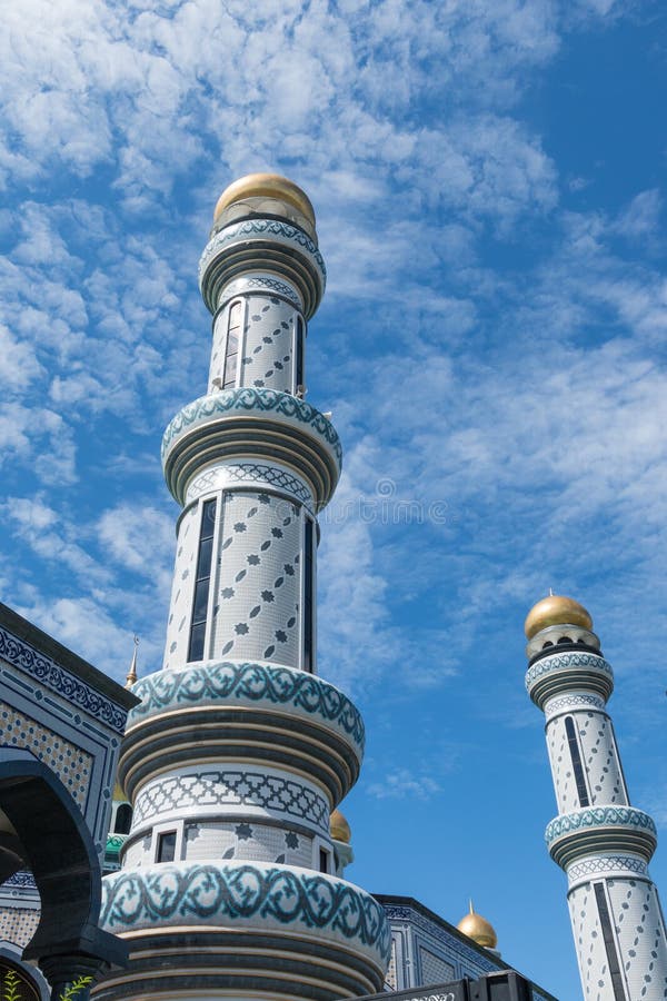 Mesquita do radar de fiscalização aérea Hassanil Bolkiah do ` de Jame em Bandar Seri Begawan, Brunei Darussalam imagem de stock Mesquita do radar de fiscalização aérea Hassanil Bolkiah do ` de Jame em Bandar Seri Begawan, Brunei Darussalam imagem de stock
