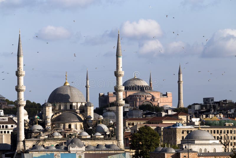 Mesquita Valide Sultan e Santa Sofia em Istambul, Turquia foto de stock Mesquita Valide Sultan e Santa Sofia em Istambul, Turquia foto de stock