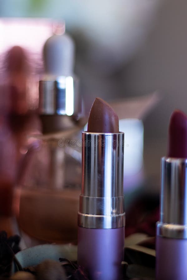 Messa a fuoco singola del tubo del rossetto per donne fotografia stock Messa a fuoco singola del tubo del rossetto per donne fotografia stock