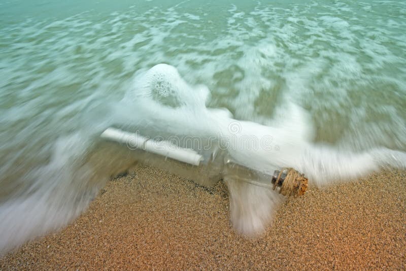 Naturaleza muerta acerca de un mensaje en una botella sobre el Playa en ondas.