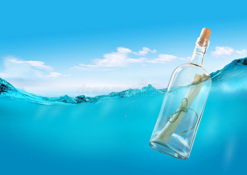 Una botella un mensaje en Océano.