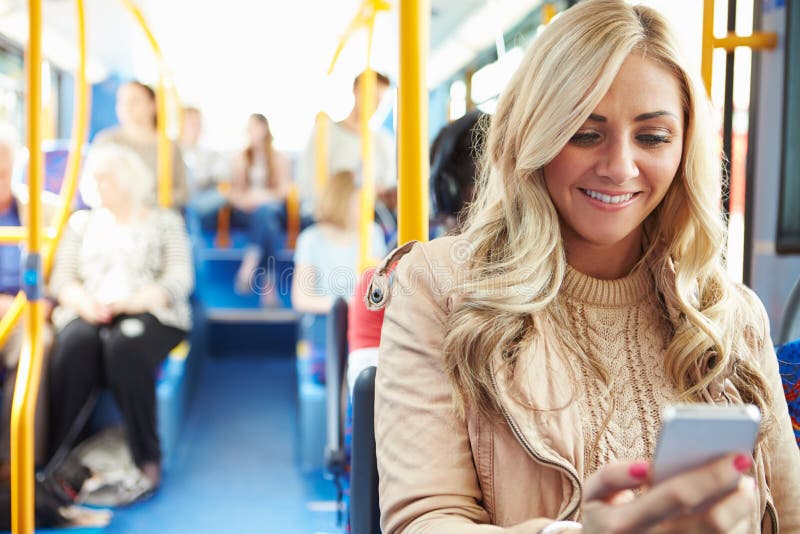 Message textuel de lecture de femme sur l'autobus Message textuel de lecture de femme sur l'autobus