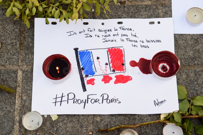 Messages, bougies et fleurs dans le mémorial pour les victimes photo stock Messages, bougies et fleurs dans le mémorial pour les victimes photo stock