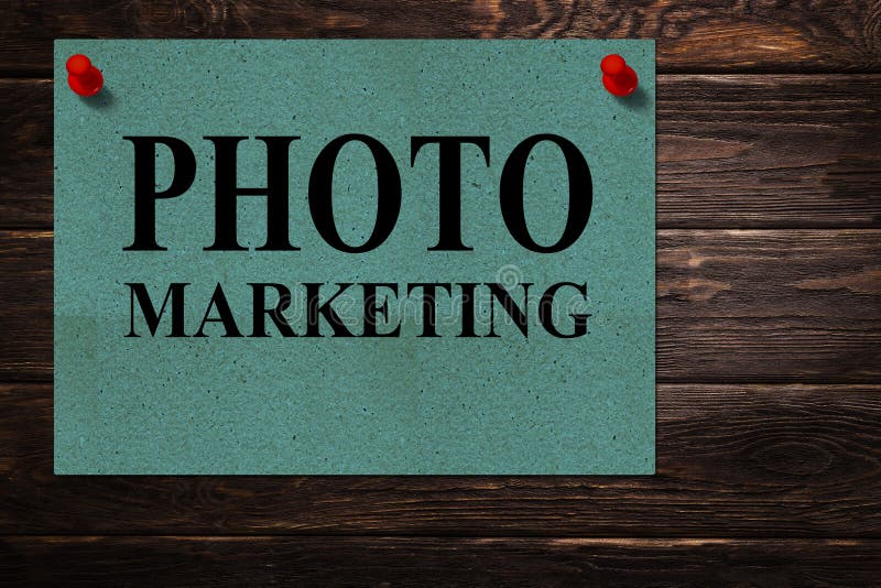Messages “VENTE de PHOTO “écrite sur des supports de Livre vert comme publicité sur une surface en bois images stock Messages “VENTE de PHOTO “écrite sur des supports de Livre vert comme publicité sur une surface en bois images stock