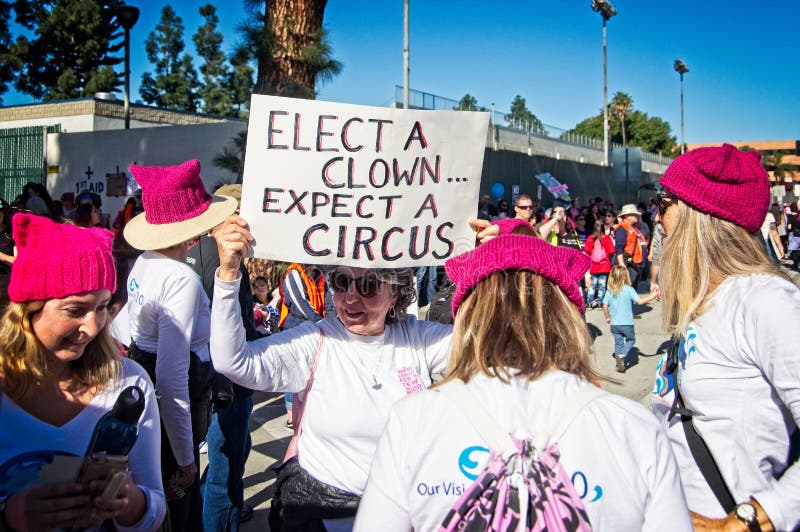 Messaggi di Anti-Trump al ` s marzo di 2018 donne in Santa Ana immagine stock Messaggi di Anti-Trump al ` s marzo di 2018 donne in Santa Ana immagine stock