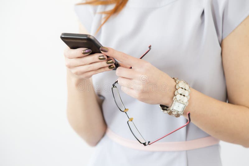 Messaggio Della Donna Sul Telefono Cellulare