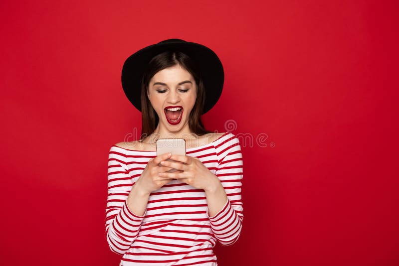 Messaggio emozionante felice della ragazza al telefono cellulare fotografia stock libera da diritti Messaggio emozionante felice della ragazza al telefono cellulare fotografia stock libera da diritti