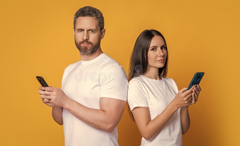 Messaging und SMS. Online vernetzt. Telefonieren. Couple Chat online. Gruppenblogging. Modernes Telefon stockbilder