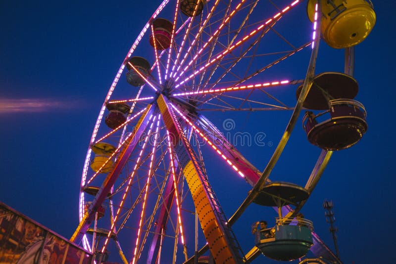 Messe nachts Ferris Wheel auf der Mitte