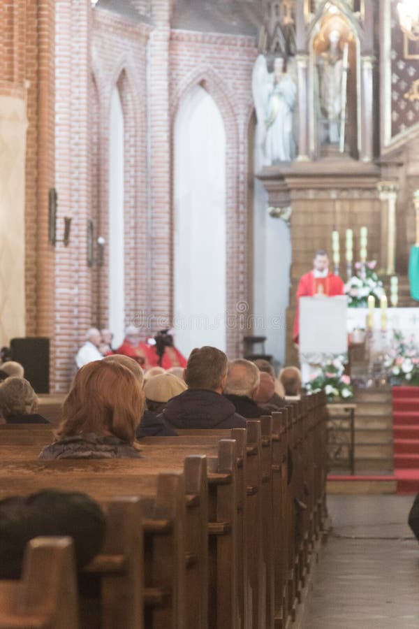 Messe sainte avec prêtre et quelques personnes âgées dans l'église catholique de Pologne