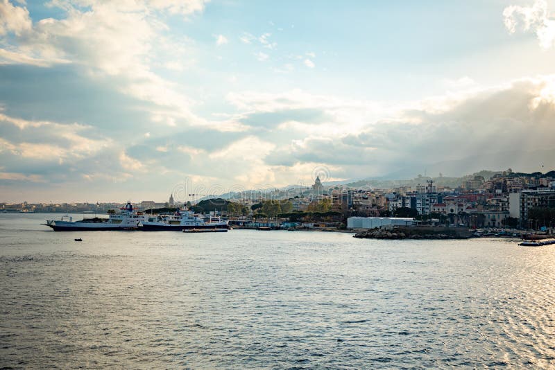Messina, Italien - 9 02 2019: Schöne Ansicht von Stadtbild und von Hafen von Messina von der Fähre, Sizilien, Italien lizenzfreies stockfoto Messina, Italien - 9 02 2019: Schöne Ansicht von Stadtbild und von Hafen von Messina von der Fähre, Sizilien, Italien lizenzfreies stockfoto