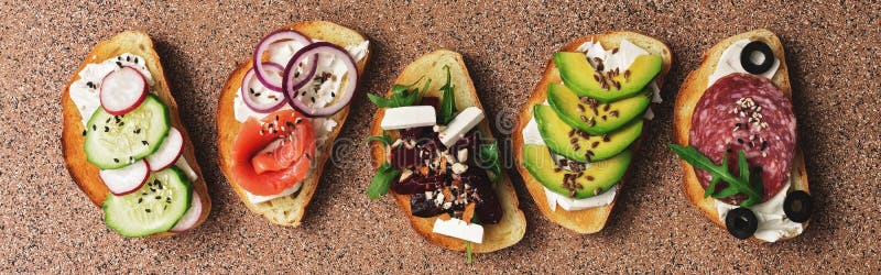 Messo con il pane del pane tostato e la salsiccia differente delle guarnizioni, le verdure ed il feta di color salmone e affumica immagine stock Messo con il pane del pane tostato e la salsiccia differente delle guarnizioni, le verdure ed il feta di color salmone e affumica immagine stock