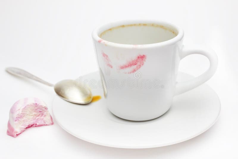 Messthetics estetiskt begrepp Ett foto av de röda läppstiftfläckarna på din kaffekopp Smutsig tom vit keramisk kopp på plattan, s royaltyfri fotografi Messthetics estetiskt begrepp Ett foto av de röda läppstiftfläckarna på din kaffekopp Smutsig tom vit keramisk kopp på plattan, s royaltyfri fotografi