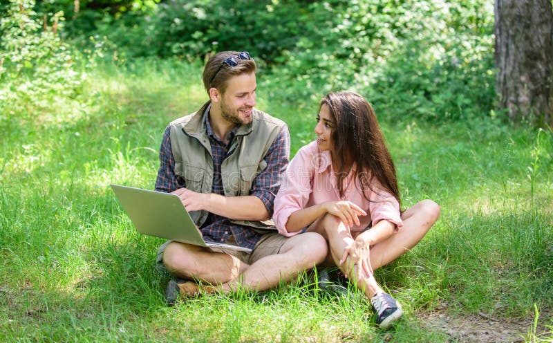 Mest bra workspace för natur Moderna teknologier ger tillfälle att vara online- och arbete i några miljövillkor man och royaltyfri bild