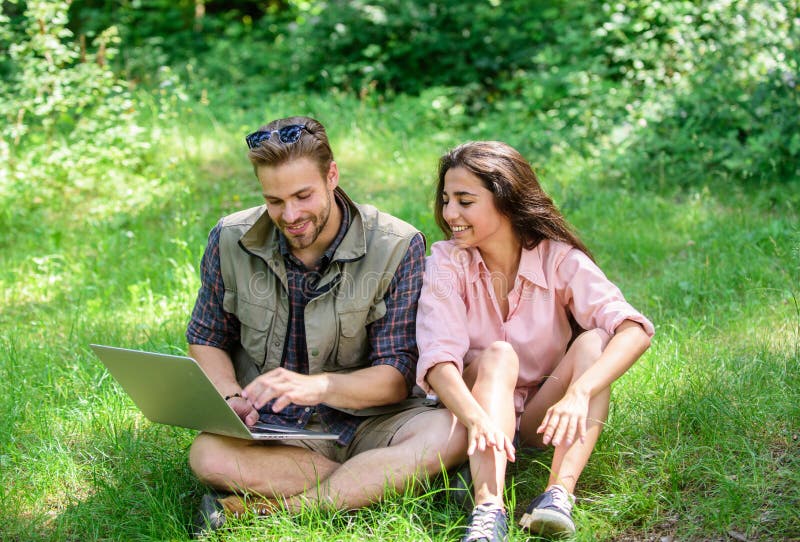 Mest bra workspace för natur Parungdom spenderar fritid utomhus med bärbara datorn Moderna teknologier ger tillfälle att vara fotografering för bildbyråer