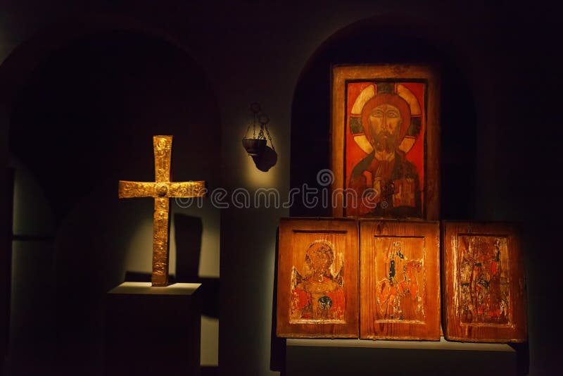 Mestia Georgia - 25 April 2017: Inre korridor av det Svaneti museet av historia och etnografi royaltyfri bild Mestia Georgia - 25 April 2017: Inre korridor av det Svaneti museet av historia och etnografi royaltyfri bild