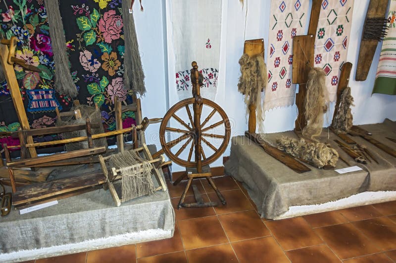 Mestiere antico Dispositivi per produzione di un filato di lavoro manuale fotografia stock libera da diritti Mestiere antico Dispositivi per produzione di un filato di lavoro manuale fotografia stock libera da diritti