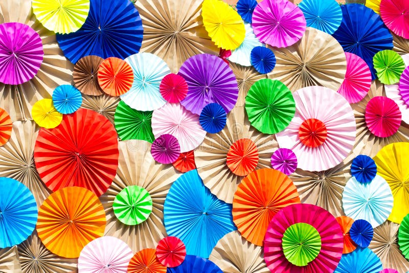Mestiere di carta di origami radiale del reticolo del cerchio variopinto fotografie stock libere da diritti Mestiere di carta di origami radiale del reticolo del cerchio variopinto fotografie stock libere da diritti