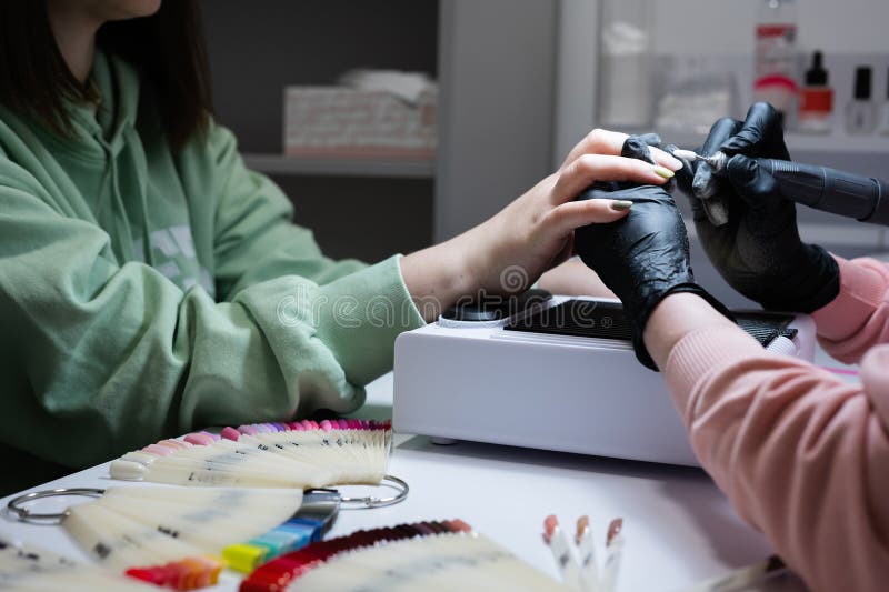 Mestrado Em Manicura Trabalhando Com Cliente Feminino No Salão De Beleza.  Manicurista Faz Prego De Mulher Foto de Stock - Imagem de funcionamento,  cliente: 280149002