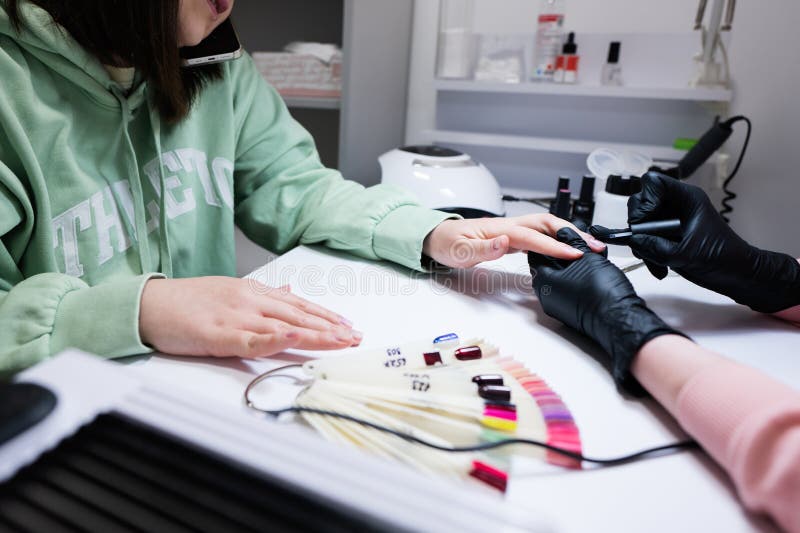 Mestrado Em Manicura Trabalhando Com Cliente Feminino No Salão De Beleza.  Manicurista Faz Prego De Mulher Foto de Stock - Imagem de funcionamento,  cliente: 280149002