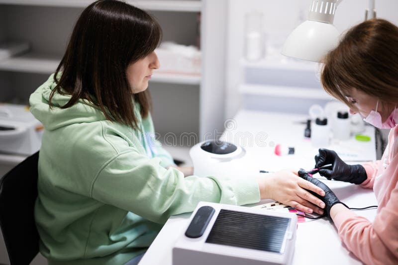 Mestrado Em Manicura Trabalhando Com Cliente Feminino No Salão De Beleza.  Manicurista Faz Prego De Mulher Foto de Stock - Imagem de funcionamento,  cliente: 280149002