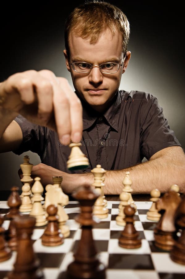 Gestão e liderança jogo de tabuleiro homem esperto jogando xadrez