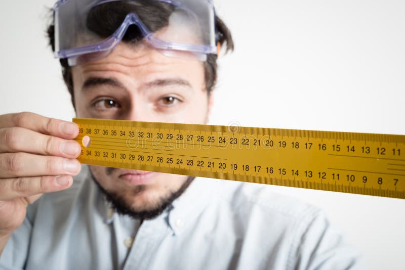 Mesure Fonctionnante De Bricolage De Jeune Homme Avec Le Mètre Image stock  - Image du appartement, domestique: 35491477