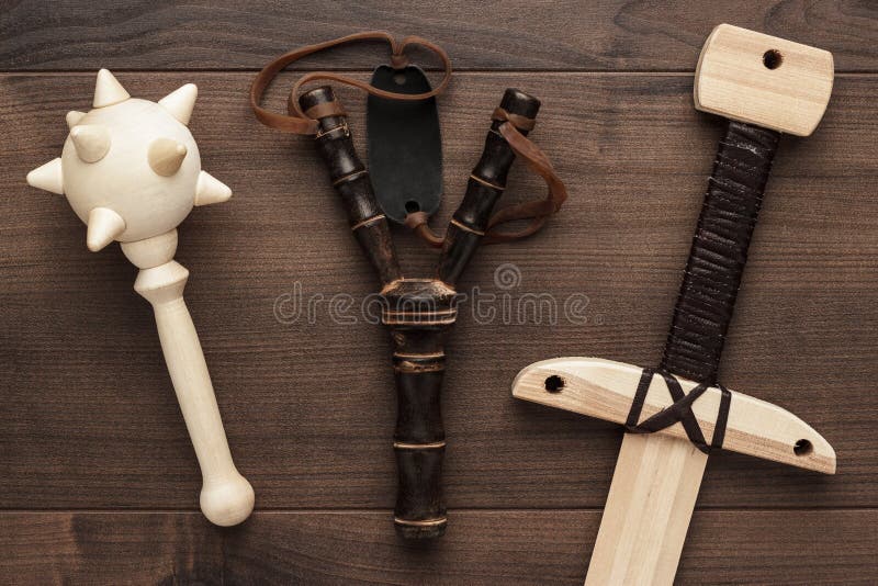 Met de hand gemaakt houten opleidingsstuk speelgoed zwaard, foelie en katapult